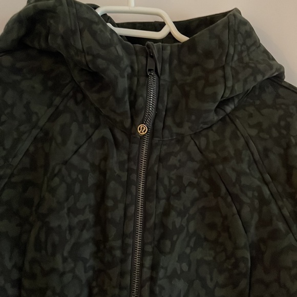 Like new Lululemon scuba hoodie size 10 in dark camo print - Picture 2 of 9